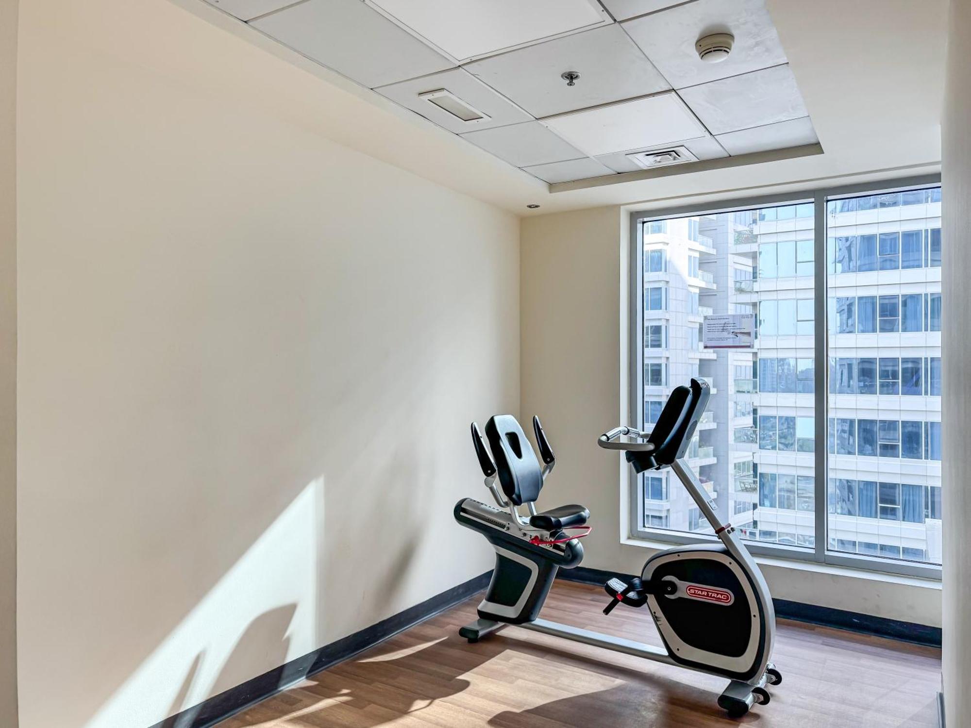 Sky High Serenity Modern With Gym Access Apartment *